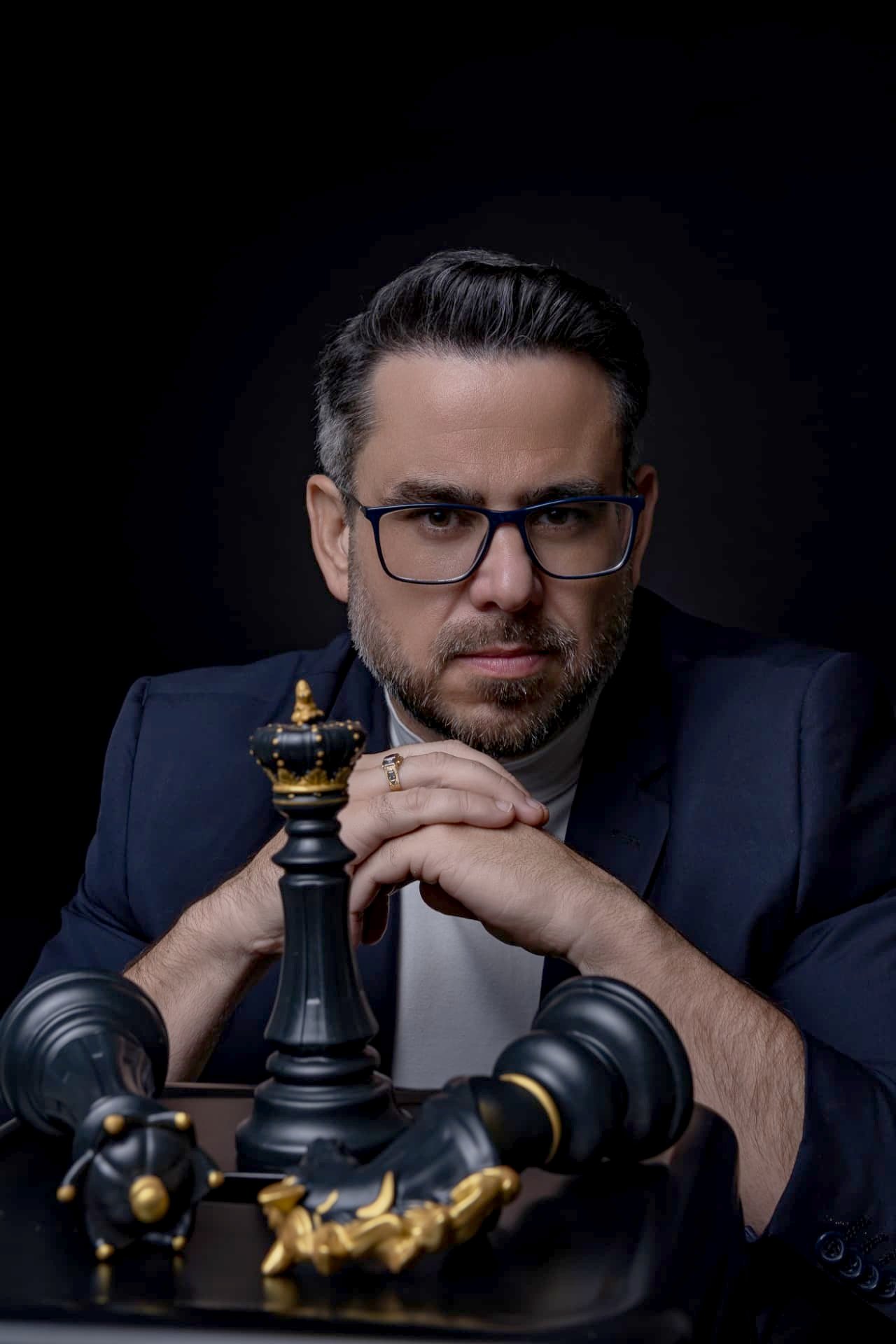 Mauro Atui Neto lendo autos de um processo